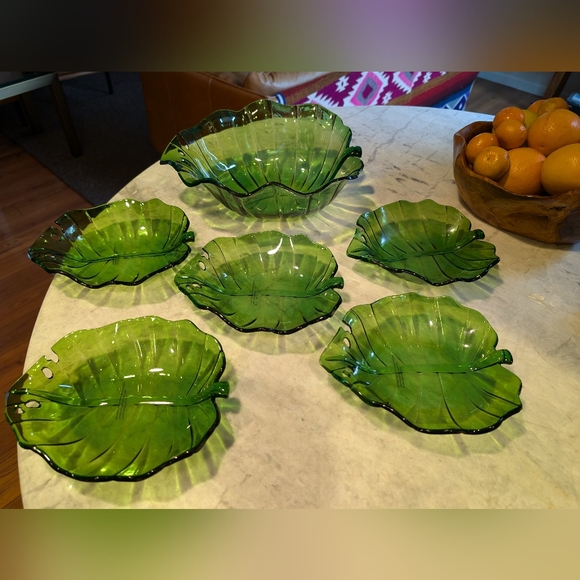 Green Leaf Fruit / Salad bowl with 5 single-serving matching plates